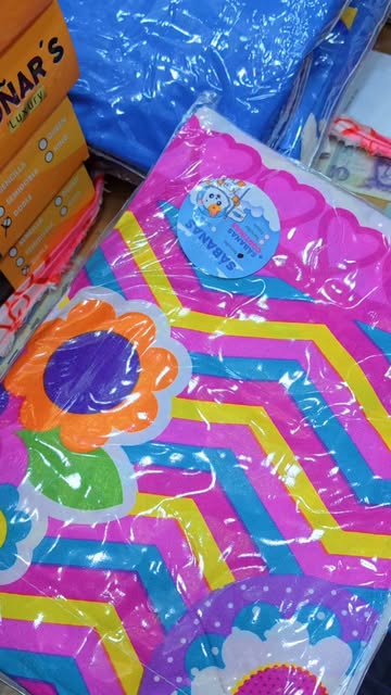 Productos de lencería de colores vivos en empaque